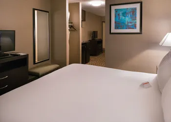 Holiday Inn Express & Suites Pasadena - Los Angeles by IHG hotel thumbnail 3