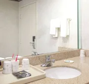 Travelodge by Wyndham Long Beach Convention Center hotel detail image 3