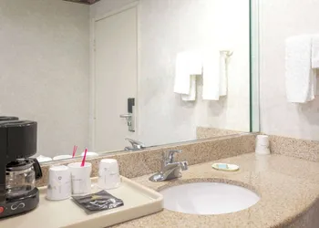 Travelodge by Wyndham Long Beach Convention Center hotel thumbnail 3