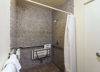 Travelodge by Wyndham Long Beach Convention Center hotel thumbnail 6
