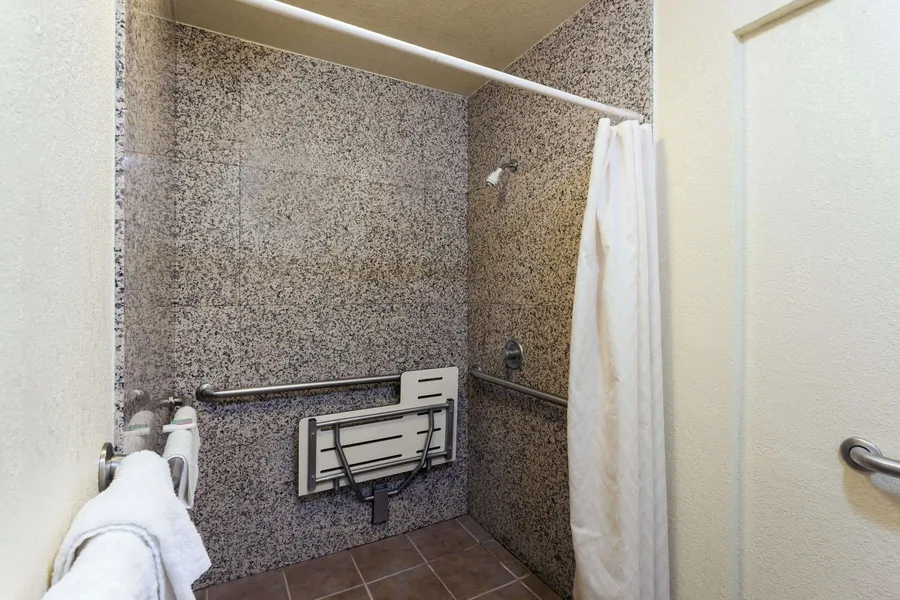Travelodge by Wyndham Long Beach Convention Center hotel detail image 6