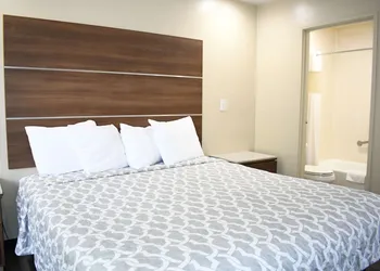 Travelodge by Wyndham Long Beach Convention Center hotel thumbnail 8
