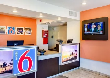Studio 6 Bakersfield CA - South hotel thumbnail 2