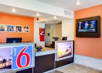 Studio 6 Bakersfield CA South hotel thumbnail 2
