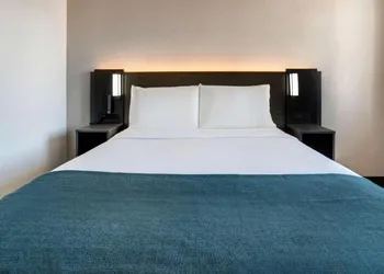 Studio 6 Bakersfield CA South hotel thumbnail 3