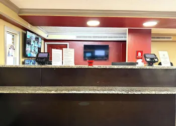 Red Roof Inn & Suites Houston - Hobby Airport hotel thumbnail 2