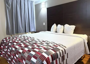 Red Roof Inn & Suites Houston - Hobby Airport hotel thumbnail 4