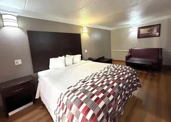 Red Roof Inn & Suites Houston - Hobby Airport hotel thumbnail 5