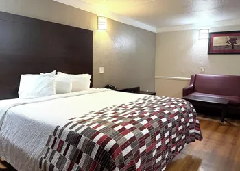 Red Roof Inn & Suites Houston - Hobby Airport hotel thumbnail 6