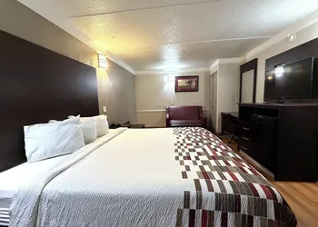 Red Roof Inn & Suites Houston - Hobby Airport hotel thumbnail 7
