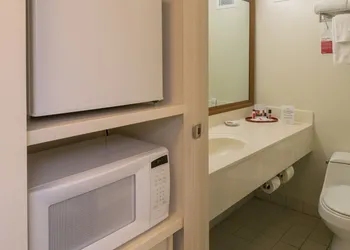 Ramada Plaza by Wyndham Waikiki hotel thumbnail 5