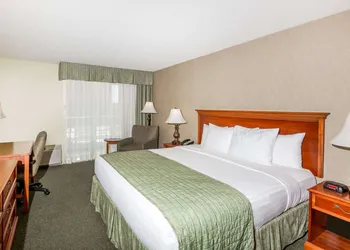 Ramada Plaza by Wyndham Waikiki hotel thumbnail 6