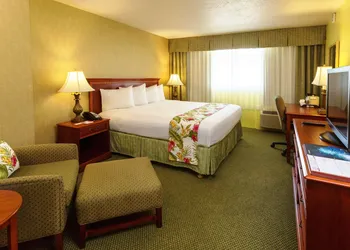 Ramada Plaza by Wyndham Waikiki hotel thumbnail 7