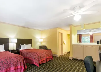 Days Inn by Wyndham Savannah Airport hotel thumbnail 5