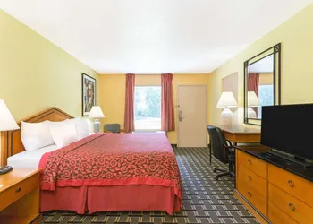 Days Inn by Wyndham Savannah Airport hotel thumbnail 6