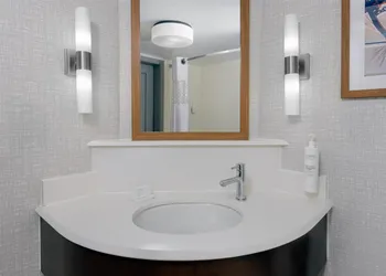Hampton Inn Buffalo-Airport / Galleria Mall hotel thumbnail 4