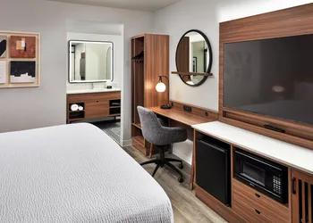 La Quinta Inn & Suites by Wyndham Thousand Oaks-Newbury Park hotel thumbnail 4