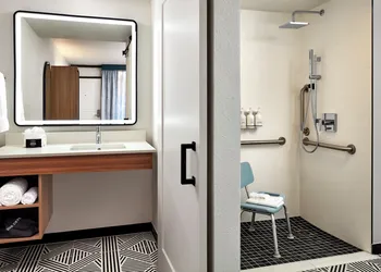 La Quinta Inn & Suites by Wyndham Thousand Oaks-Newbury Park hotel thumbnail 7
