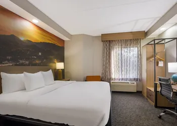 Clarion Pointe Sevierville-Pigeon Forge hotel thumbnail 5