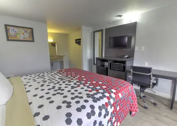 Econo Lodge Norfolk Airport hotel thumbnail 6