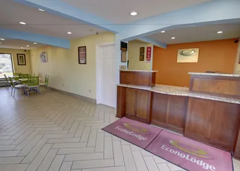 Econo Lodge at Military Circle hotel thumbnail 2