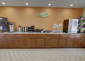 Econo Lodge at Military Circle hotel thumbnail 3