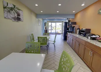 Econo Lodge at Military Circle hotel thumbnail 4