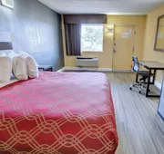 Econo Lodge at Military Circle hotel detail image 5