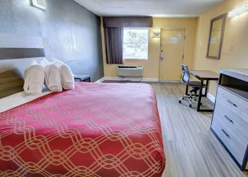 Econo Lodge at Military Circle hotel thumbnail 5