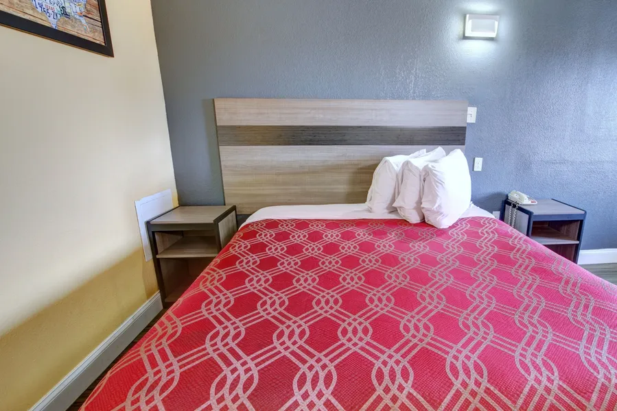 Econo Lodge at Military Circle hotel detail image 6
