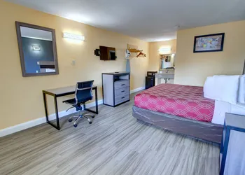 Econo Lodge at Military Circle hotel thumbnail 8