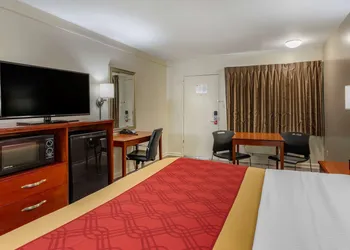 Econo Lodge Charlottesville North - University Area hotel thumbnail 8