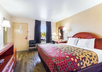 Econo Lodge Lebanon hotel thumbnail 6