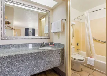 Econo Lodge Lebanon hotel thumbnail 7