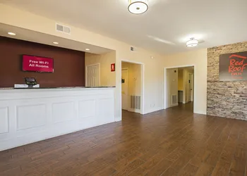 Red Roof Inn & Suites Scottsboro hotel thumbnail 2