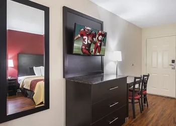Red Roof Inn & Suites Scottsboro hotel thumbnail 6