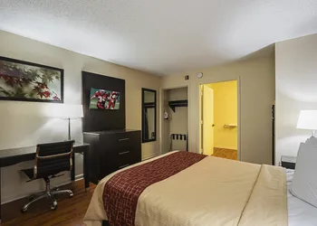 Red Roof Inn & Suites Scottsboro hotel thumbnail 7