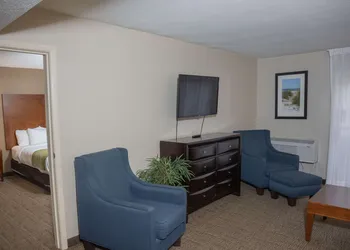 Comfort Inn & Suites Erie - Splash Lagoon Indoor Waterpark hotel thumbnail 4