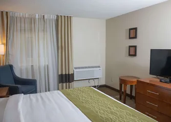 Comfort Inn & Suites Erie - Splash Lagoon Indoor Waterpark hotel thumbnail 6