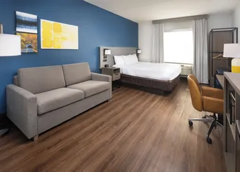 Comfort Suites Outlet Center hotel thumbnail 8