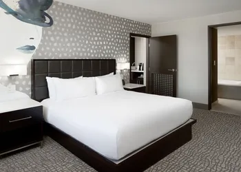 Hilton Woodland Hills / Los Angeles hotel thumbnail 6