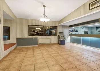 Super 8 by Wyndham Niagara Falls North hotel thumbnail 2