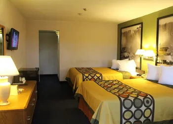 Super 8 by Wyndham Niagara Falls North hotel thumbnail 3