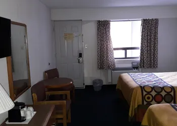 Super 8 by Wyndham Niagara Falls North hotel thumbnail 4
