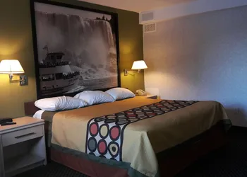 Super 8 by Wyndham Niagara Falls North hotel thumbnail 5