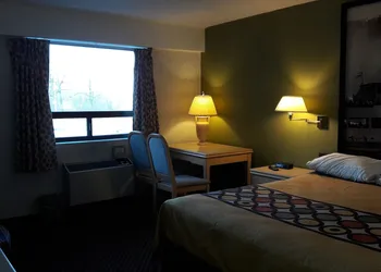 Super 8 by Wyndham Niagara Falls North hotel thumbnail 6