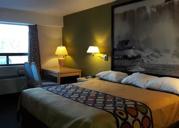Super 8 by Wyndham Niagara Falls North hotel thumbnail 7