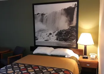 Super 8 by Wyndham Niagara Falls North hotel thumbnail 8