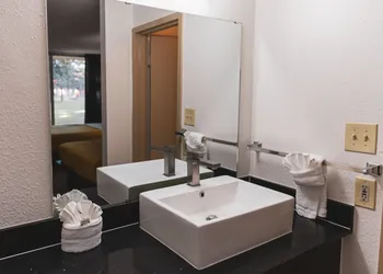 Express Inn & Suites hotel thumbnail 7