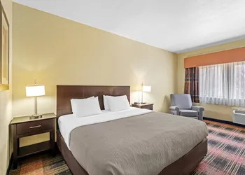 Quality Inn & Suites Des Moines Airport hotel thumbnail 3